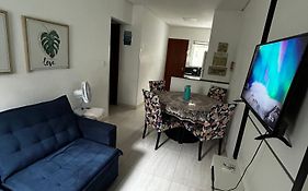 Apartamento em Condomínio Beverly Hills Praia de Vista Linda - Bertioga com Estacionamento e Piscina